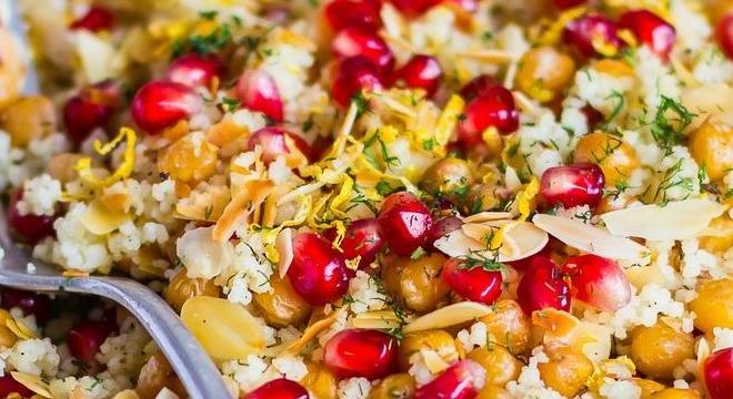 Meleg kuszkuszsaláta sült csicseriborsóval