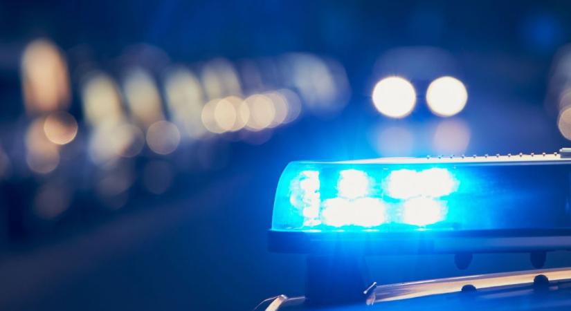 Feje tetején állt meg egy autó Dejtár és Patak között – félpályán halad a forgalom