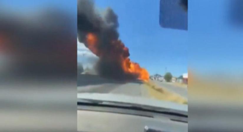 Videón, ahogy tűzgolyóként zuhant le egy repülő: a pilóta nem élte túl a zuhanást, többen súlyosan megsérültek