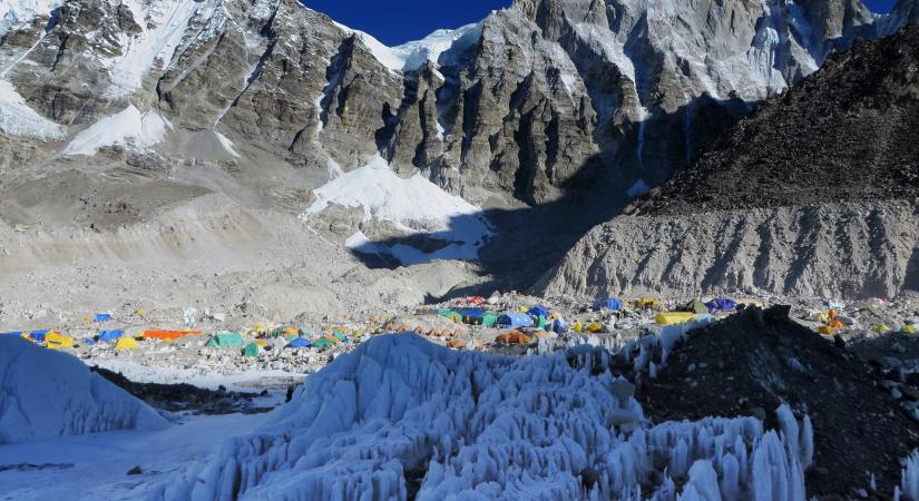 Egy négyéves kislány feljutott a Mount Everest alaptáborába