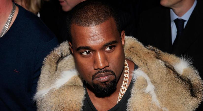 Háromszázmilliós titán fogsort kapott Kanye West