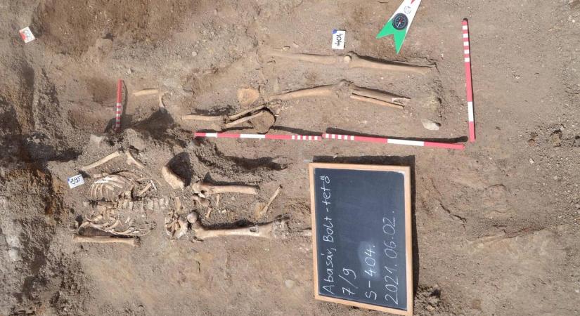 Több mint 600 éve élt lányé lehetett az abasári ásatáson fellelt csontveretes öv
