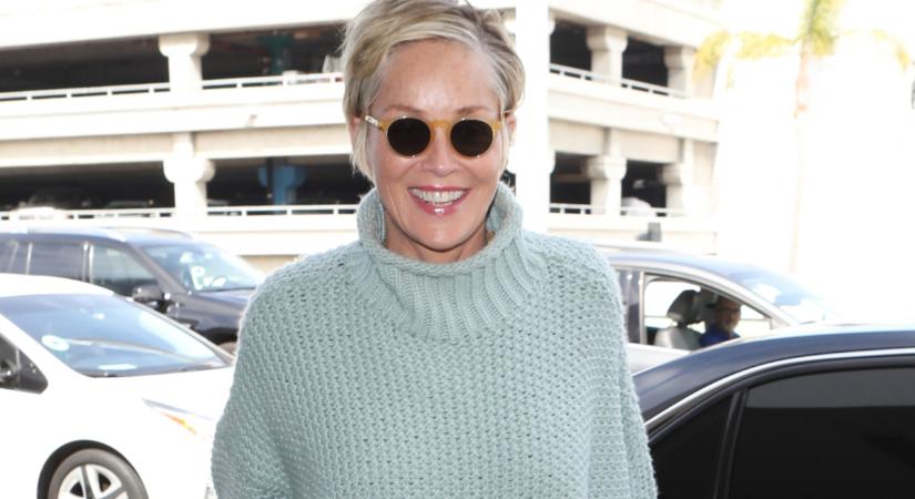 Sharon Stone imádja a lezseren nőies, kényelmes szetteket: ilyen sikkesen variálja a szimpla pulóvereket