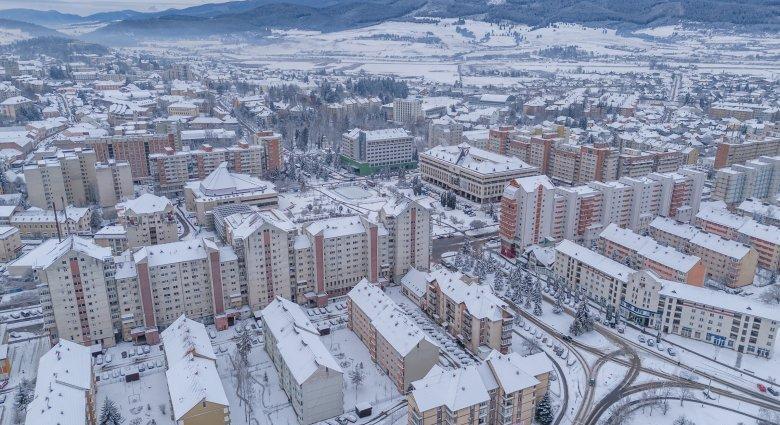Kiadós havazás után: ilyen vastag a hóréteg a székelyföldi városokban