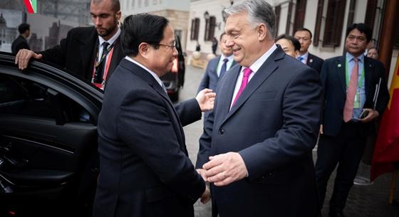 Kézen fogva sétált Budapesten Orbán Viktor és a vietnami miniszterelnök