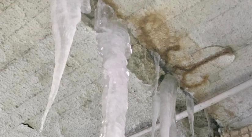 40 centiméteres jégcsapok lógnak a járókelők feje felett Szombathelyen - fotó