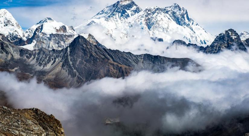 Hihetetlen: útjelzőként funkcionál a hegymászók holtteste a Mount Everesten