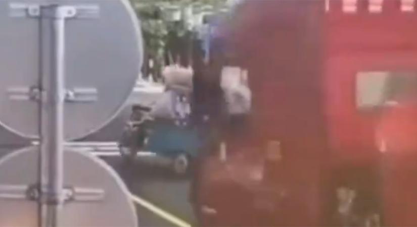 Egy bamba sofőr miatt a fékbe kellett taposnia a kamionosnak, a rakomány nem köszönte meg - videó