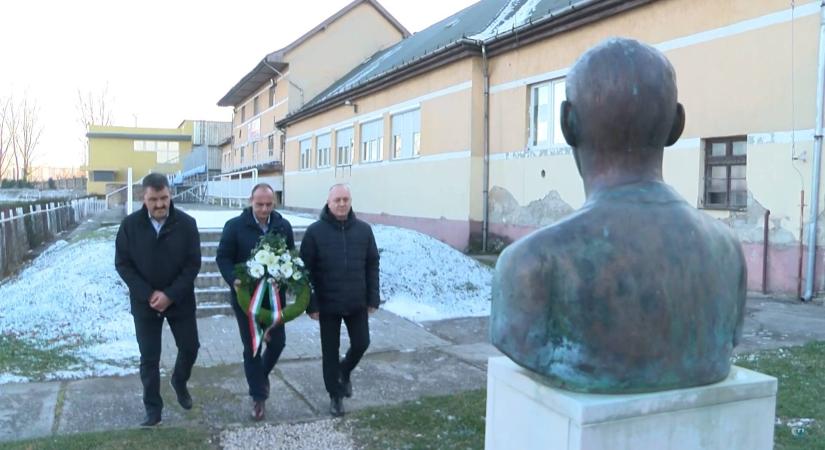 Buzánszky Jenő koszorúzás – Halálának évfordulóján emlékeztek meg az aranycsapat tagjáról Dombóváron
