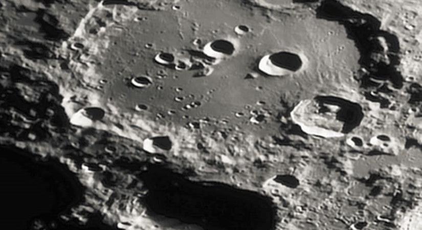 Közel 4 milliárd éves Hold-krátert fotóztak Hajdúnánásról