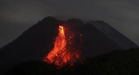 Négy vulkán tört ki egymás után Indonéziában