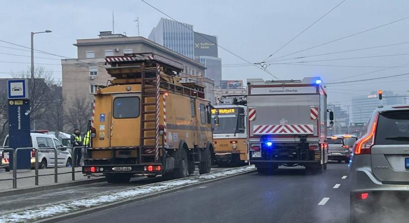Lecsapott a hideg: leálltak a villamosok a Róbert Károly körúton