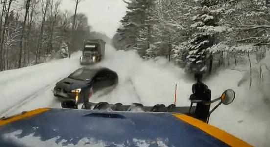 Túl bátran előzött a havas úton egy Subaru, kettévágta a hókotró – videó