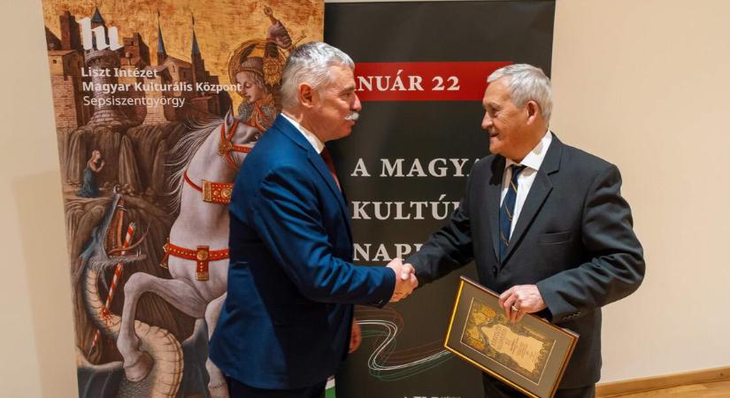 Jánó Mihály művészettörténész kapta a Háromszék kultúrájáért életműdíjat