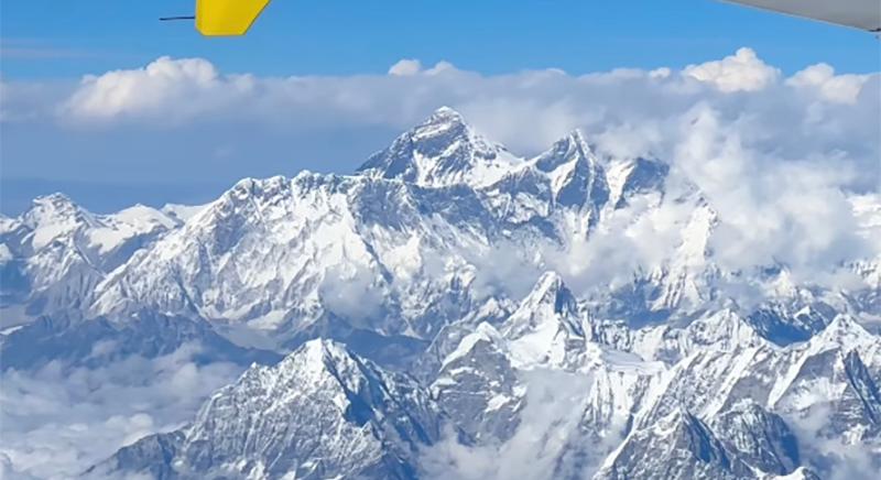 Ezt látták az utasok a fedélzetről, amikor az utasszállító elrepült a Mount Everest mellett