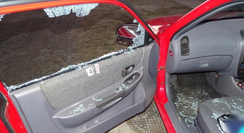 Feladta magát a férfi, aki betörte egy autó ablakát, majd ellopott belőle két pénztárcát Hajdúhadházon