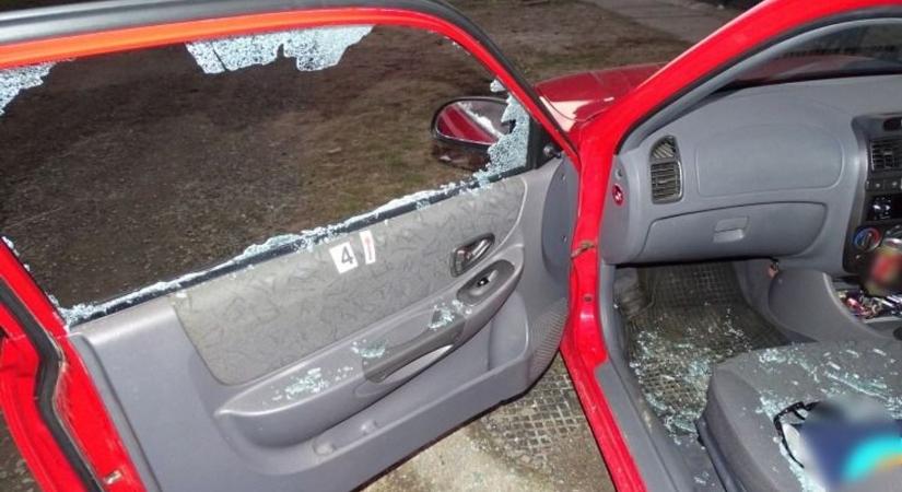 Egy percig sem tagadta tettét a férfi, aki téglával törte be egy autó ablakát Hajdúhadházon