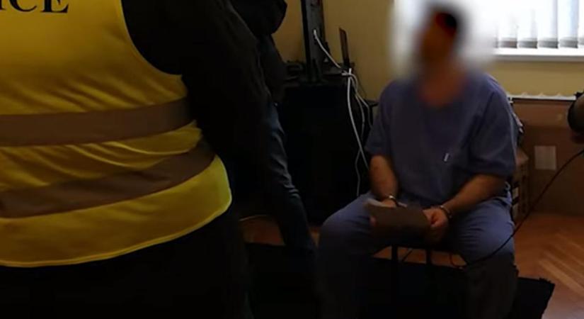 Összeesküvés-elméletbe illő ügy Nyíregyházán: orvosi köpenyben vitték el a rendőrök a volt főorvost, a daganatos betegeknek felírt gyógyszer miatt