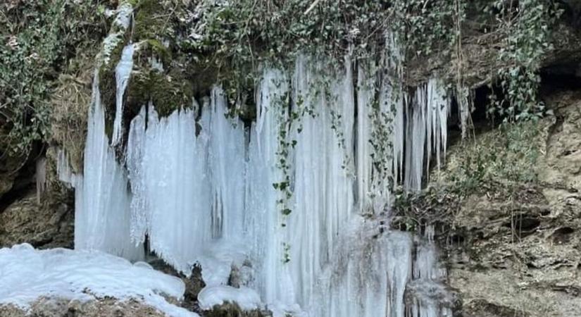 Jégcsappá vált a Bakony legszebb vízesése – Befagyott a Csurgó-kút