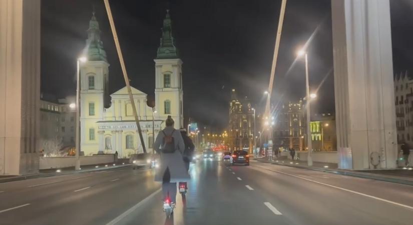 Életveszély: Száguldozó elektromos rolleresek az Erzsébet hídon, a belső sávban - mikromobilitás őrült módra - videó