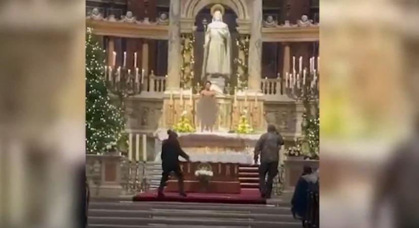 Meztelenre vetkőzött és az oltárról mutogatta magát egy külföldi a Szent István Bazilikában