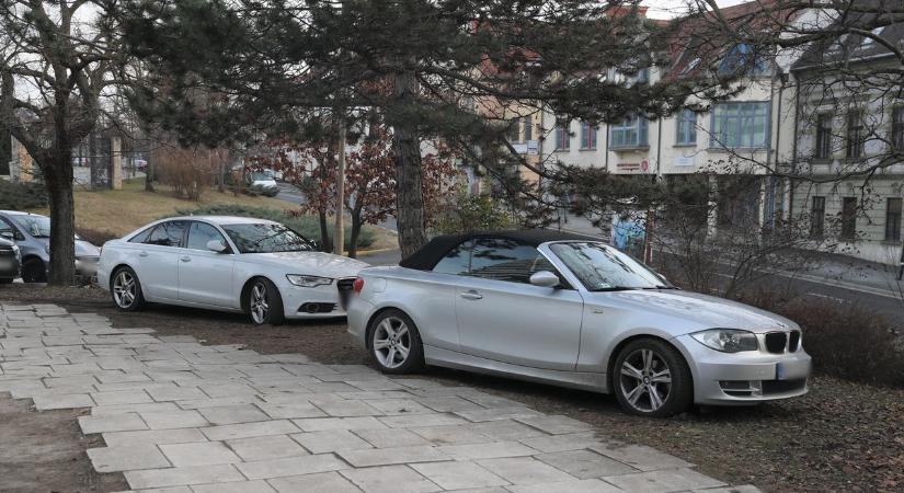 Így parkoltok ti Veszprémben: kiskapu a nagykapu mellett