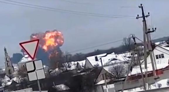 Nyugati rakétákkal lőtték le az ukrán hadifoglyokat szállító repülőt? Videó a zuhanásról!