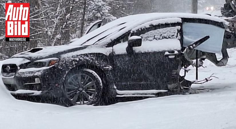 Borzalmas baleset: kettészakadt egy Subaru WRX - videó