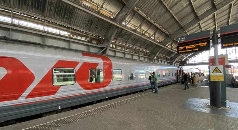 Találtak az oroszok egy titkos kiskaput: ezzel a vonattal áramlanak az Unióba