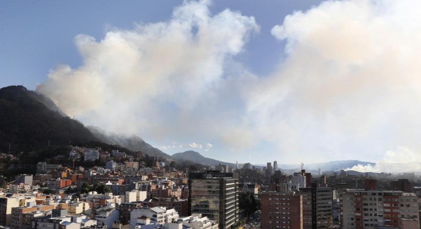 Lángol az erdő a kolumbiai főváros felett - videó