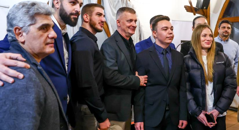 Belharc vagy rehabilitáció? – Farkas Flóriánnal pózolt Kubatov Gábor