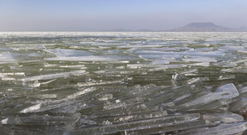 Hatalmas jégtábla szakadt le a Balatonról