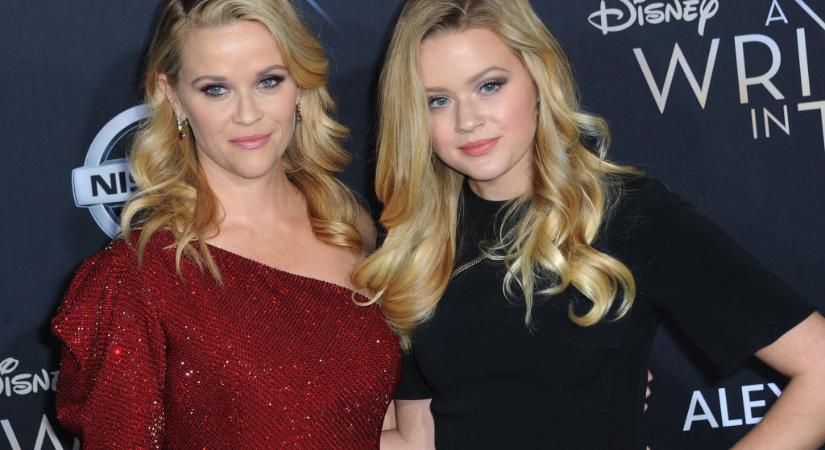 Reese Witherspoon és lánya uralták a párizsi divathetet