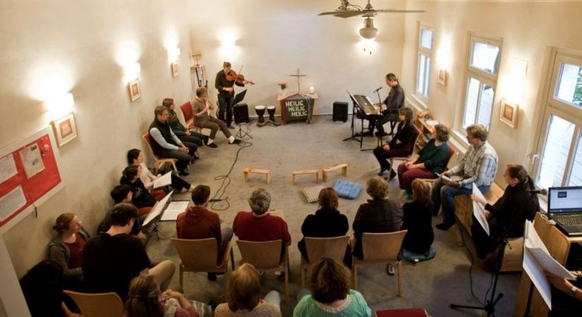 Folytatódnak a zenés dicsőítések a Pécsi Imádság Házában