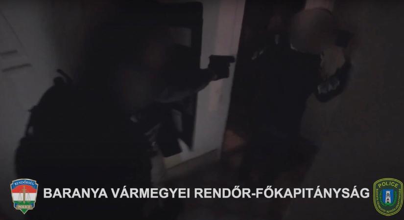 Látványos akció keretében fogták el a komlói késes rablókat – VIDEO
