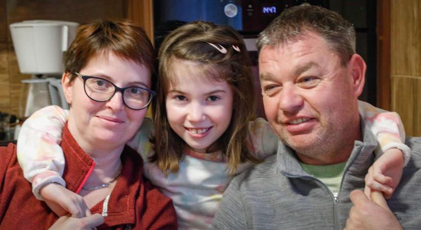 Amszterdamban kezelik Nórika ritka betegségét - Rengeteg segítséget kap a bajánsenyei család - fotó