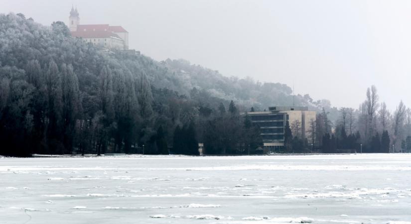 Videón az életmentés: beszakadt a jég egy korcsolyázó alatt a Balatonnál, nem sokon múlt a tragédia