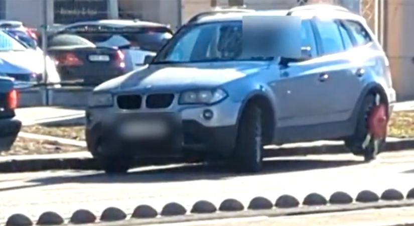 Kerékbilincset kapott egy BMW-s Budapesten, úgy indult el, hogy észre sem vette - videó