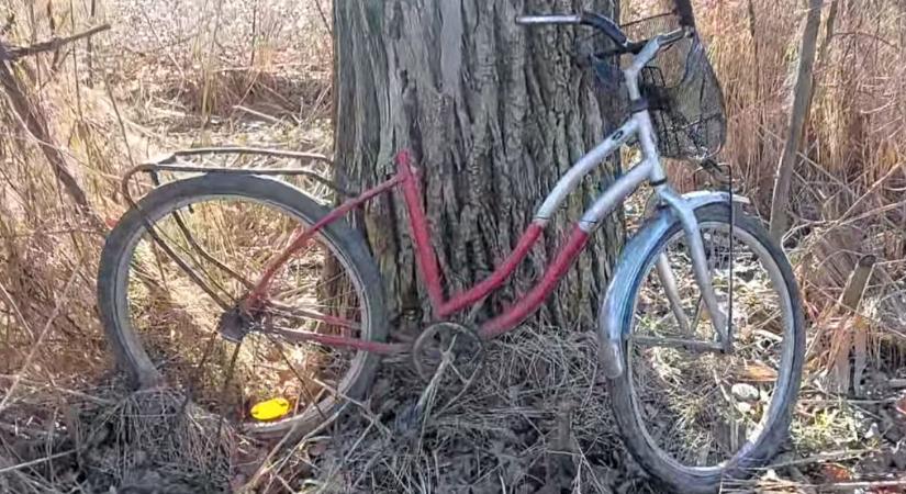 Elhagyott bicikli várja gazdáját Makó mellett