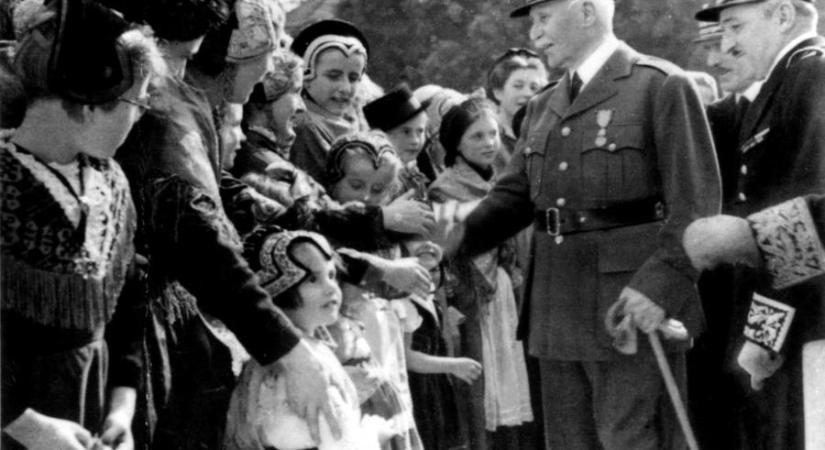 A francia vesztes – Az anyák igyekeztek elérni, hogy gyermekük érintse meg a nácikollaboráns Philippe Pétain ruháját