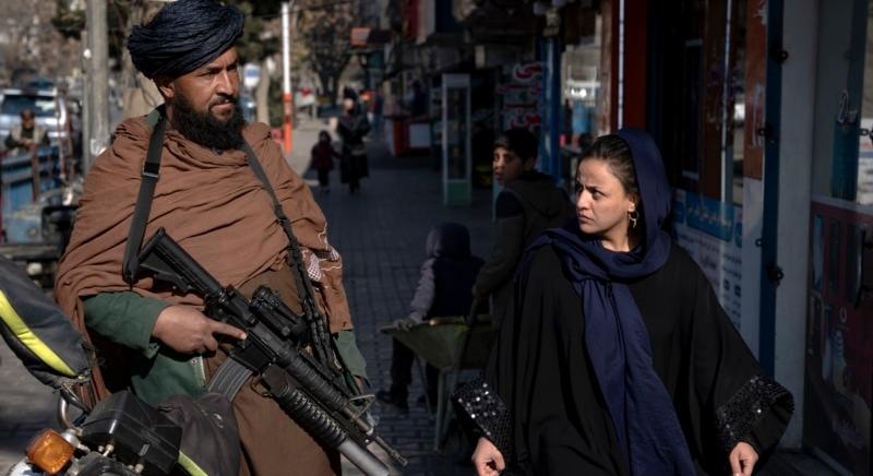 Kínzással és zsarolással vádolják az afgán nők a tálibokat az öltözködési szabályok megsértése miatt