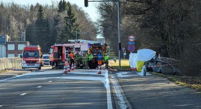 Ketten meghaltak amikor autóra zuhant egy kisrepülőgép Belgiumban