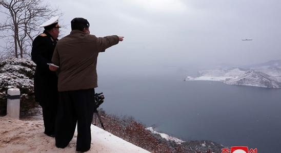 Tengeralattjáróról indított rakétatesztet felügyelt Kim Dzsong Un