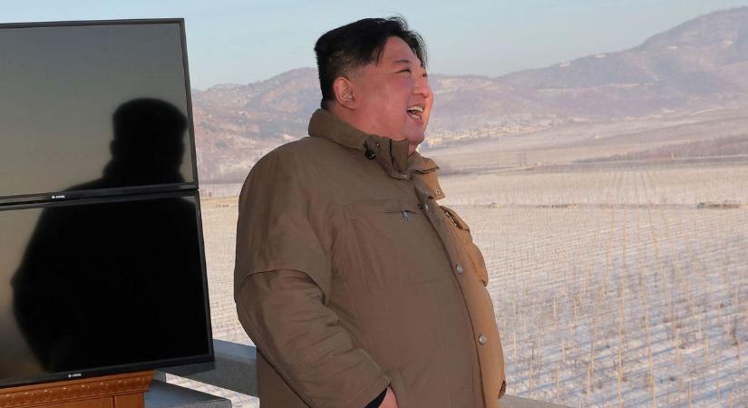 Kim Dzsong Un személyesen is részt vett a tengeralattjáróról indított rakétateszten