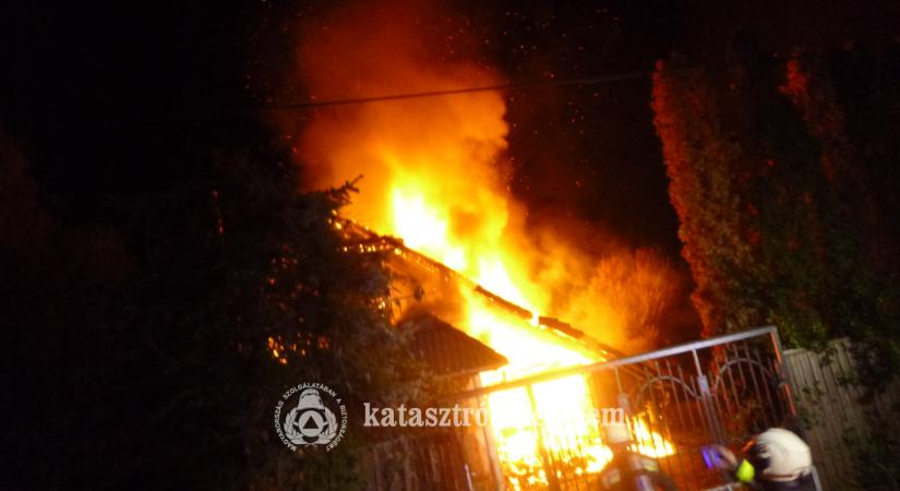 Tüzes éjszaka: kigyulladt egy istálló Domaszéken