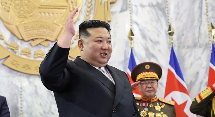 Kim Dzsong Un közölte: sürgető a haditengerészet nukleáris felfegyverzése