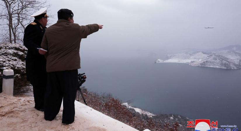 Tengeralattjáróról indított rakétatesztet Észak-Korea