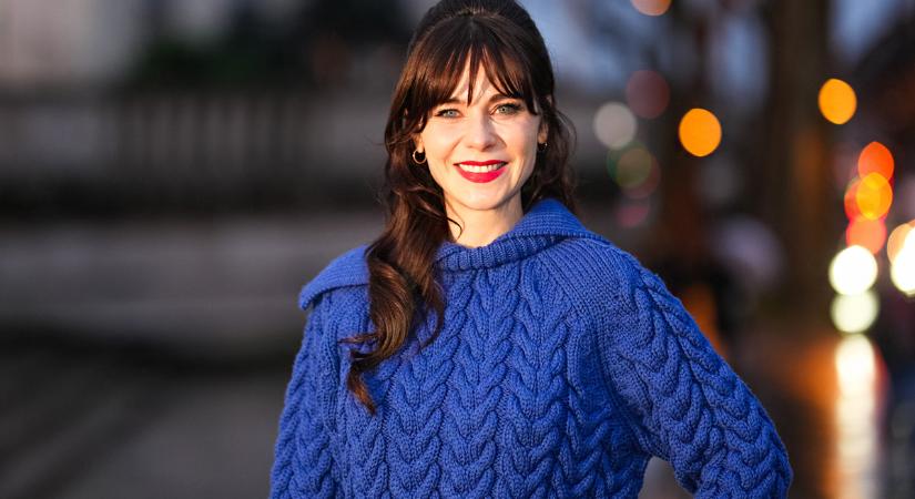 A hét szettje: Zooey Deschanel kék szettjében az egyszerű pulóver is stílusosan mutat