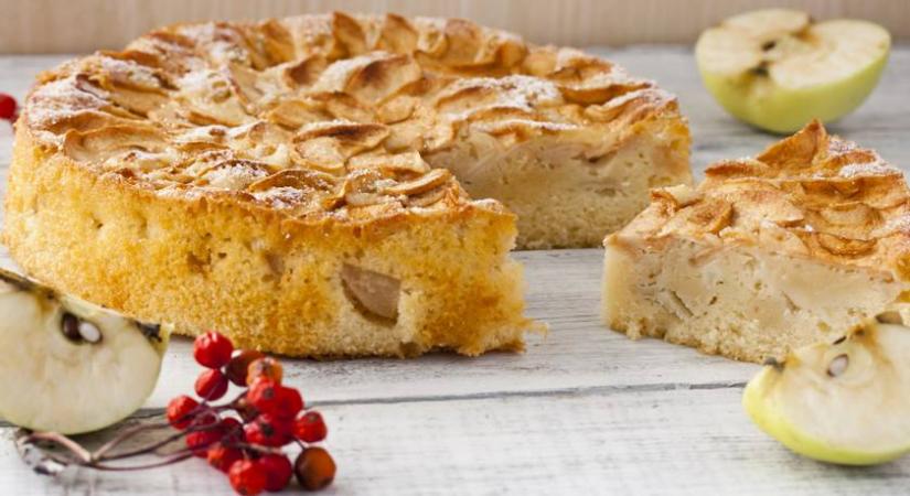 A tökéletes almás-fahéjas süti receptje: a tésztába kerül a felszeletelt gyümölcs