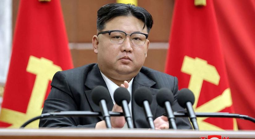 Kim Dzsongun kiterítette lapjait – szédítő közelségben a rojál flöss